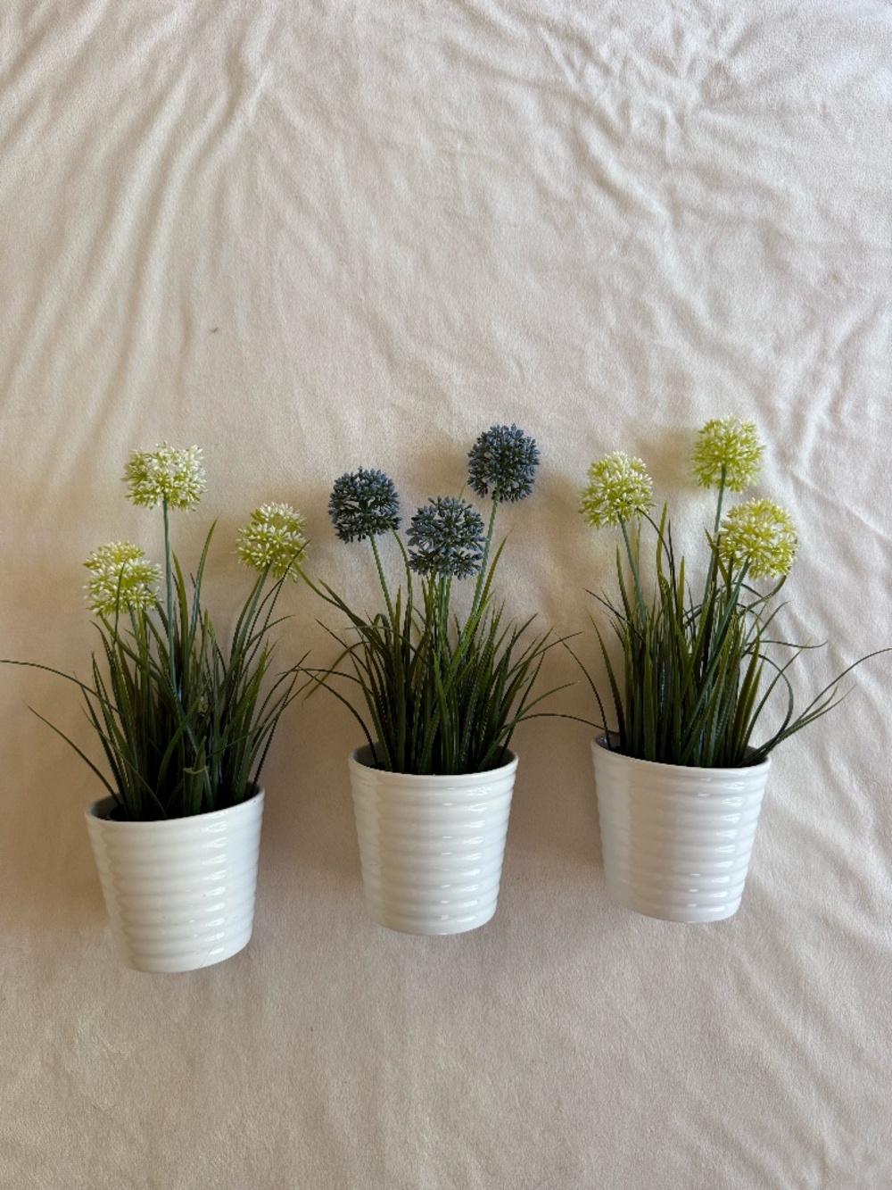 IKEA KARDEMUMMA (3) White Ceramic Planters with FEJKA Artificial Flower Plants